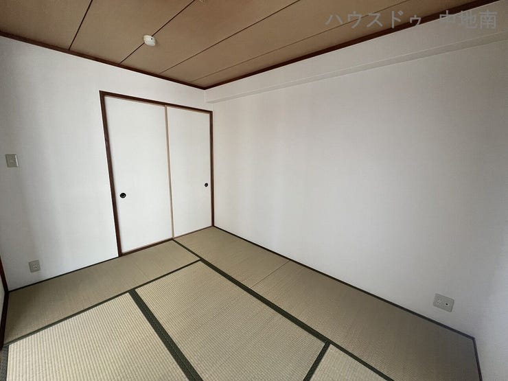 リビングに隣接してるため用途多彩に利用できる6帖の和室♪