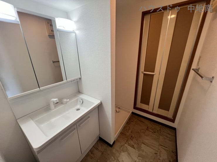 収納できる三面鏡で洗面回りスッキリ片付きます♪