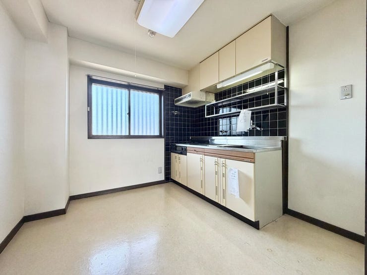 シンク横に冷蔵庫置き場があります♪