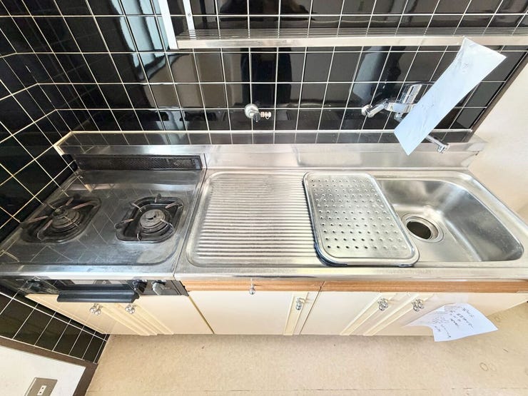 シンクとガスコンロの間のスぺースが広めで調理がしやすいです♪