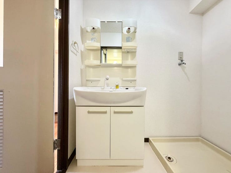 鏡横に色々置ける便利な洗面台です♪