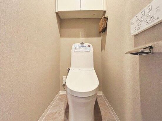 清潔感のある温水洗浄便座を採用