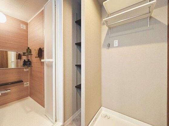 洗濯機置き場の横には隙間収納付き