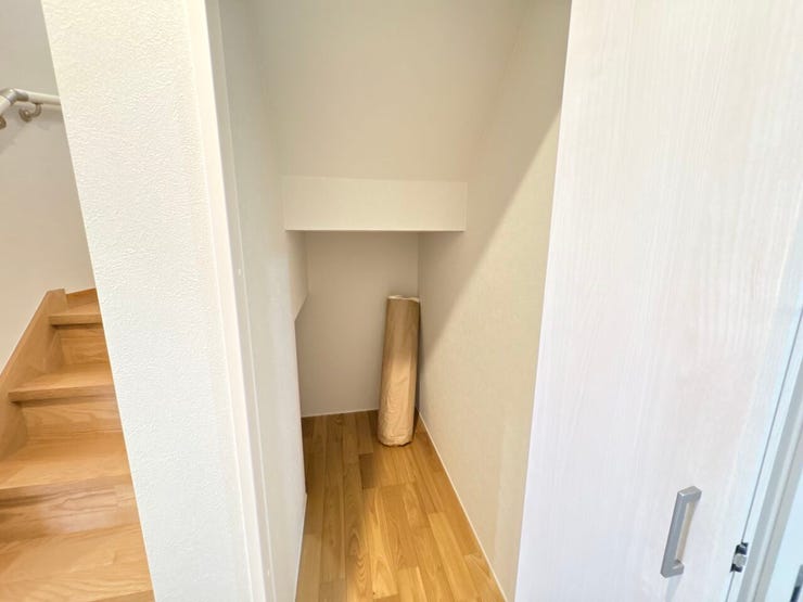 廊下にも収納付き!すぐに取り出せるので掃除機などの掃除道具を収納しておくのも良いですね♪