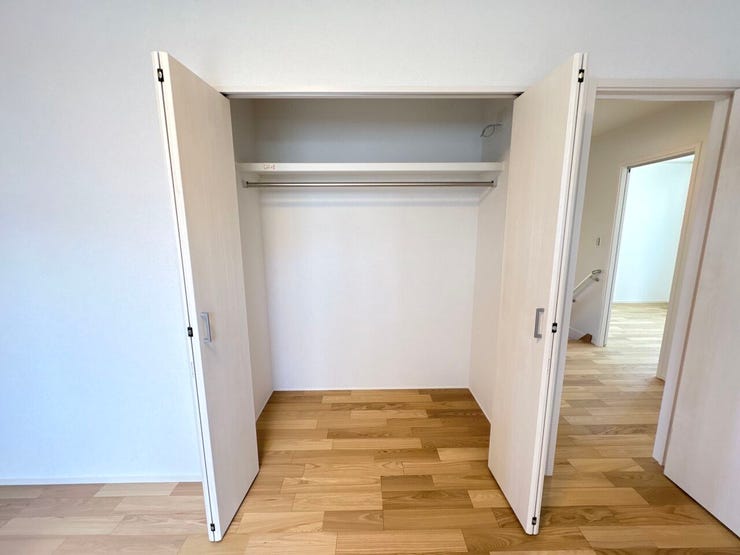 大きめのクローゼットはお洋服だけでなく大きめのお荷物もらくらく片付きます!