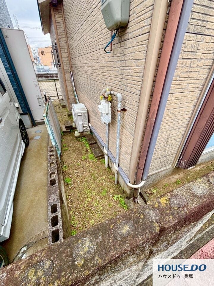 隣との間もしっかりあります。