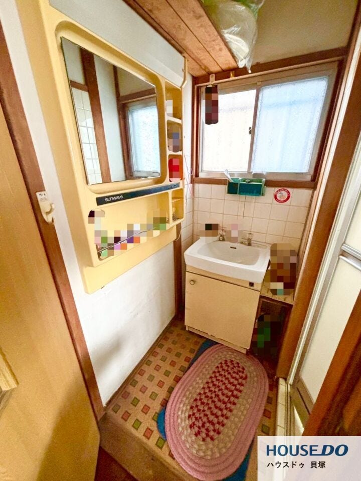 洗面所にも窓があり、明るい空間となっております。