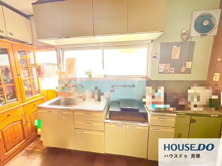 窓があり換気もできるキッチンです。