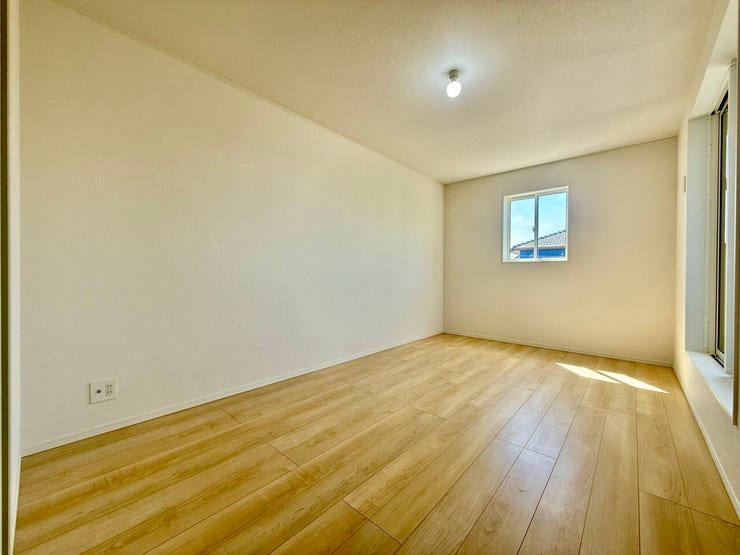 ◇8帖洋室◇
ご夫婦の主寝室に最適なお部屋です。十分な広さがあるので、大切なプライベート空間を素敵に演出できます。ベッドだけでなく、テレビやサイドテーブルなども置いていただけそうです。