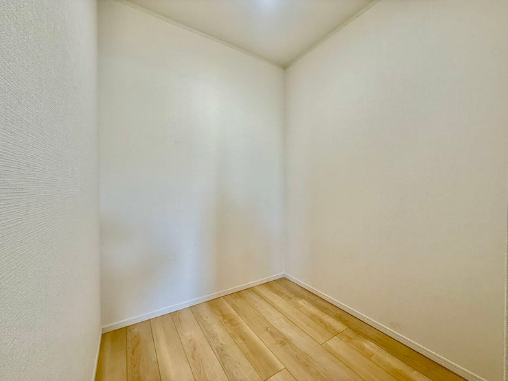 ◇ウォークインクローゼット◇
2帖のWICはお洋服もたくさん収納できてお部屋がスッキリします。この空間量だからこその、季節物の衣装や沢山の思い出をしまえるゆったりとした収納スペースは大変重宝します。