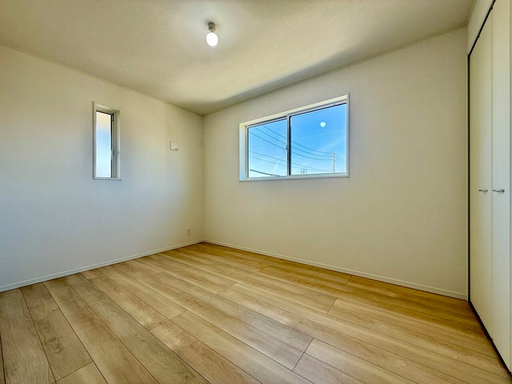 ◇6帖洋室◇
二面採光で明るい開放感のあるお部屋です。独立性の高いお部屋ですので、プライベート空間をしっかり分けることができますね。シンプルな造り、お好きなインテリアも選びたいですね。