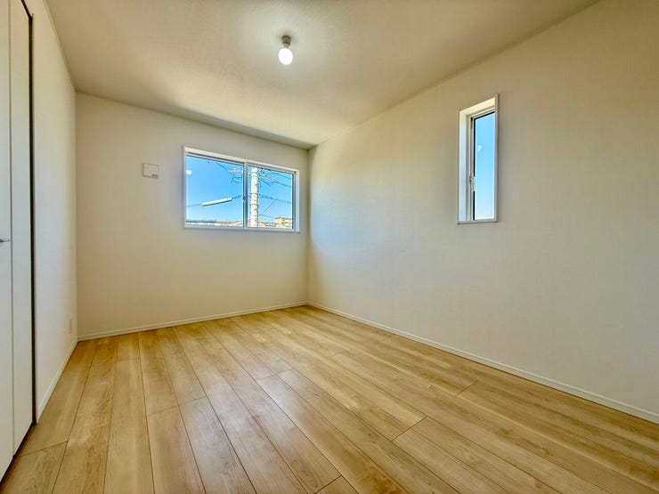 ◇6帖洋室◇
家族の成長に合わせ多目的に使える居室です。お子様のお部屋や、趣味のお部屋にしたり、使いやすい造りのお部屋になっています。クローゼット完備ですので、お部屋がスッキリしますね。