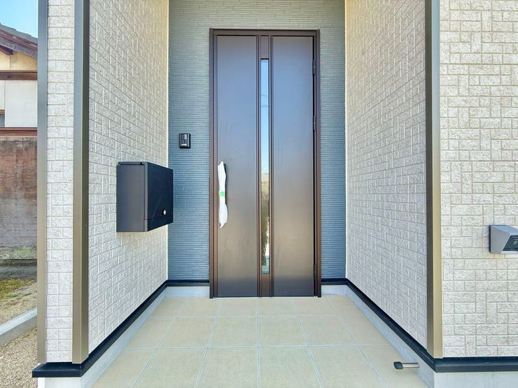 ◇エントランス◇
スリット窓の玄関ドアを採用しています。建物に馴染みやすく、シャープでモダンな印象を作り出しています。玄関周りはその家や家族を映し出す、家の顔。どこまでも明るく快適でありたいですね。