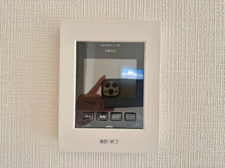 ◇TVモニター付インターホン◇
TVモニターで訪問者を確認してから会話することができますので、安心して対応していただけます。また、姿を見られたくない空き巣や不審者が嫌がるため防犯効果も高まります。