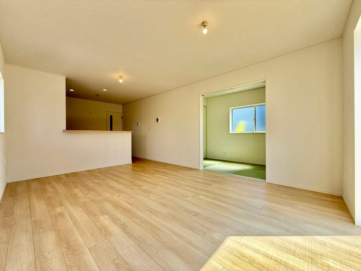 ◇リビングダイニング◇
16帖のリビングダイニングとなっています。家族が集まって食事をしたり、くつろぐのに十分な広さです。隣に洋風和室があり、お子様を遊ばせたり、お昼寝場所としてもお使い頂けます♪