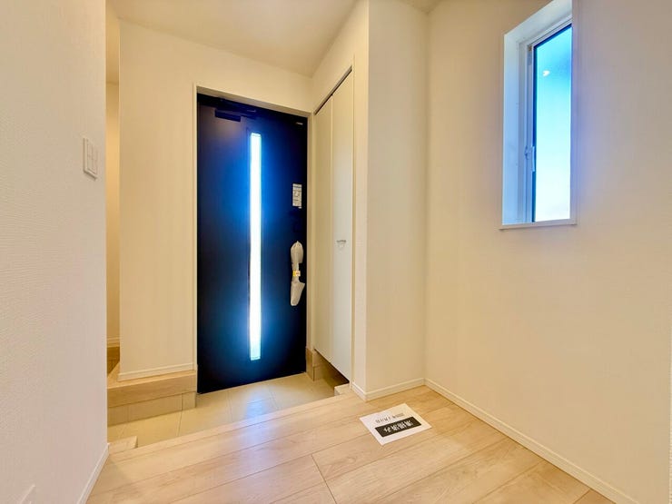 ◇玄関◇
毎日利用する玄関は明るく快適にありたいですね。使い勝手の良い下足収納、広い土間スペースなど、乱雑になりがちな玄関をスッキリ見せることができます。廊下にはクローゼットも完備しています。