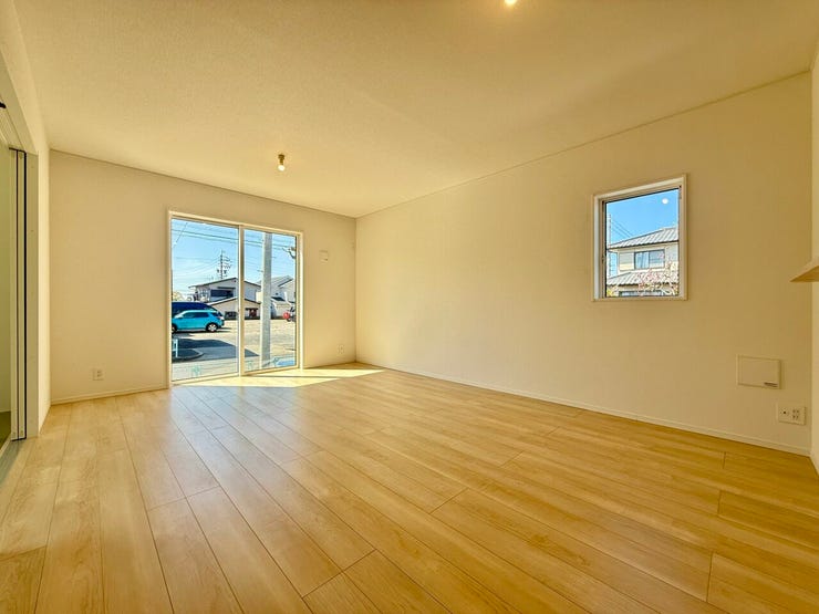 ◇リビング◇
過ごす時間と共に刻々と表情を変えていく住まい、季節によってさまざまな表情を見せてくれるわが家は、時を重ね思いを紡ぐ場所です。ご家族の一家団欒を心ゆくまでお楽しみください。