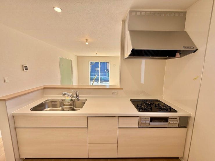 ◇キッチン◇
人気の対面式キッチンを採用しています♪家族と会話しながら料理をしたり、カウンターにできた料理を置いて、お子様にお手伝いしてもらいながら楽しく料理ができます。