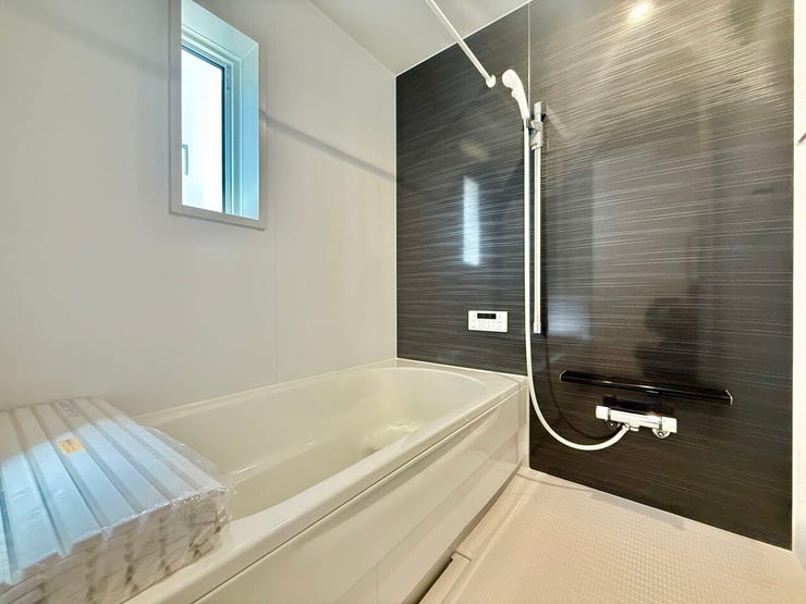 ◇浴室◇
お子さんとわいわいと楽しいバスタイムもよし、一人でゆったりと入るのもよし、浴室換気乾燥機付きのユニットバス。お洗濯物を干せるだけでなく、カビ防止にもなります。