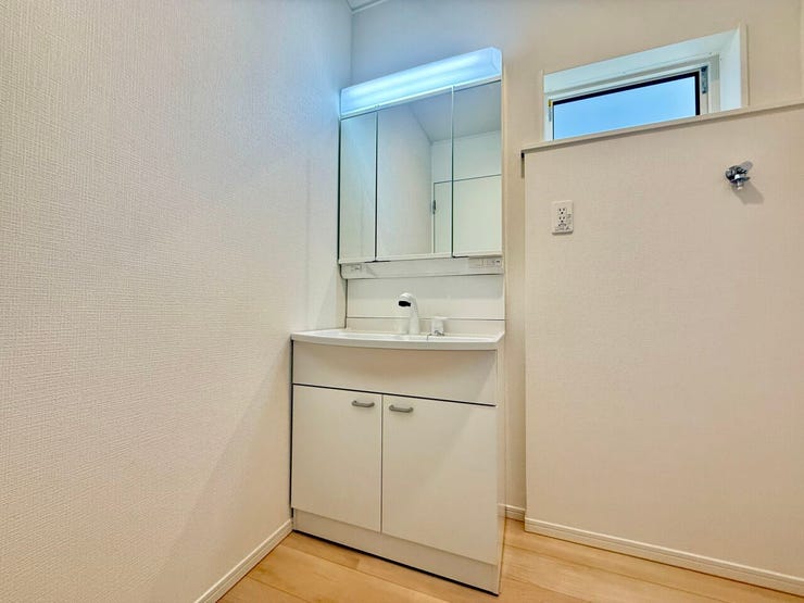 ◇洗面所◇
白で統一された清潔感のある洗面台です。三面鏡の裏が収納スペースになっているので、ヘアケアグッズ・コンタクトなど毎日つかうものを収納出来、出し入れしやすくて使い勝手が良いです。