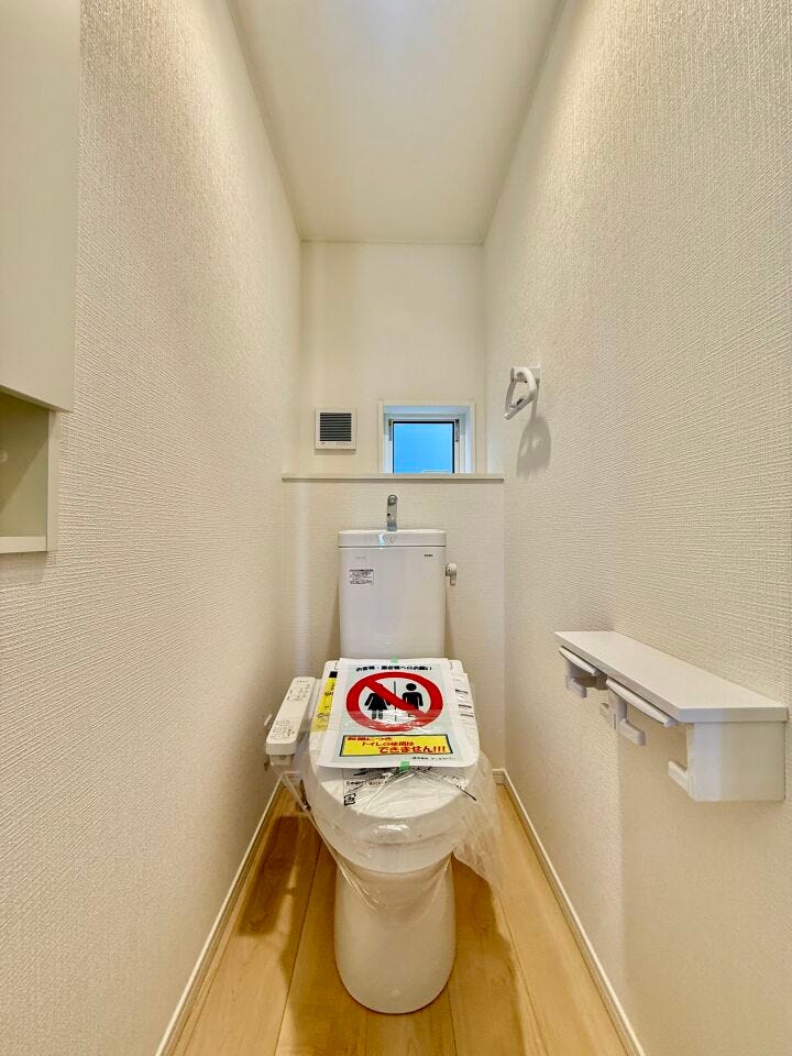 ◇トイレ◇
清潔感溢れ、居心地よく落ち着ける空間となっています。グリーンをプラスしてさらに清潔感をアップするのもオススメです。空気がきれいに感じられ、おしゃれ度もアップしますね。