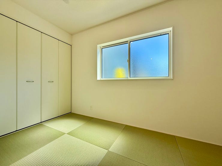 ◇1階洋風和室◇
リビングと続き間の洋風和室です。扉を開けると開放的な空間が生まれます♪お子様を遊ばせたり、洗濯物を畳んだり、アイロンスペースとしても◎いろいろな使い方ができますね♪