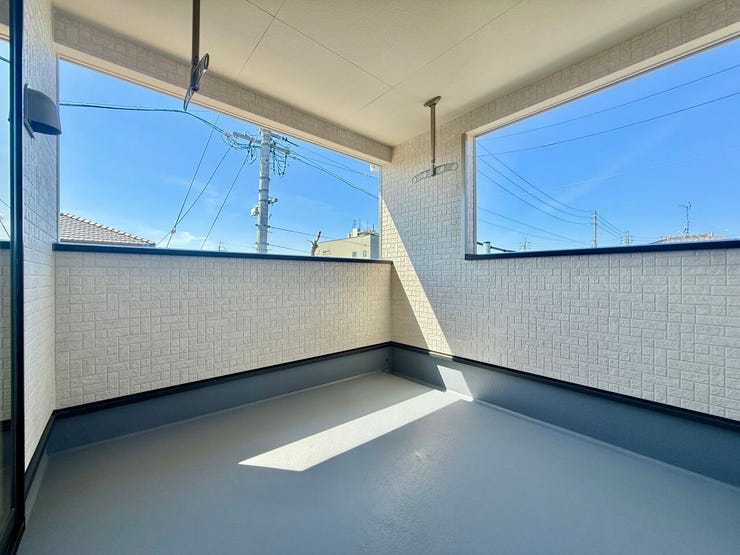 ◇バルコニー◇
広々としたバルコニーには、日差しが降り注ぎ、沢山の洗濯物やお布団など干す事ができます。また、自分好みのバルコニーを作り、お外でコーヒータイムなどもいいですね。