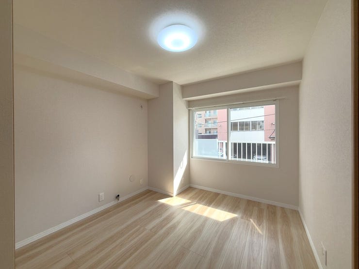 ■洋室(約4.9帖)
コンパクトながら使い勝手の良い空間。寝室やワークスペース、趣味部屋など、ライフスタイルに合わせて多目的に活用できます。落ち着いて過ごせる一室です。