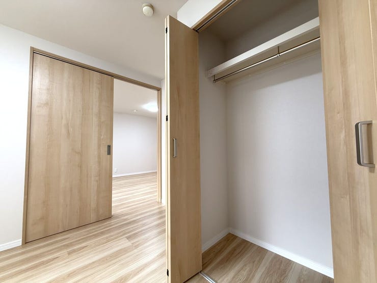 ■クローゼット■
クローゼット完備で、室内をすっきりと保てる収納スペースを確保。空間を有効に使える設計で、家具配置もしやすく、暮らしにゆとりを生み出します。