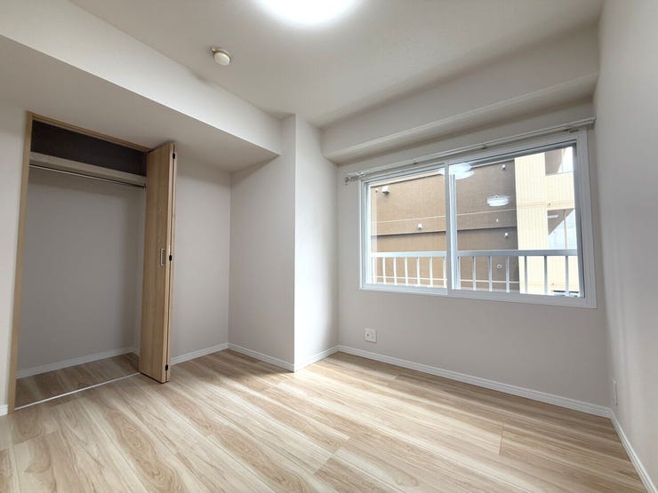 ■洋室(約4.3帖)■
コンパクトながらも落ち着いて使える一室。寝室や書斎、趣味スペースなど多目的に活用でき、暮らしに合わせた柔軟な使い方が可能です。限られた空間を有効に活かせます。