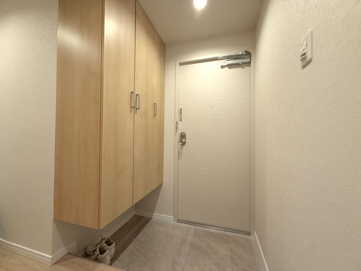 ■玄関■
明るい印象の玄関で、帰宅時にも気持ちが和らぐ空間。清潔感のある雰囲気が広がり、住まいの第一印象を心地よく演出します。すっきりとした設計で、毎日の出入りも快適です。