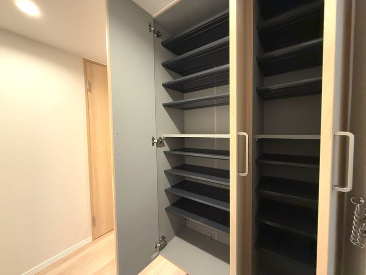 ■玄関収納■
玄関収納を備え、靴や小物をすっきりと整理できる設計。玄関まわりを清潔に保ち、来客時も気持ちよく迎えられます。使い勝手に配慮した便利なスペースです。