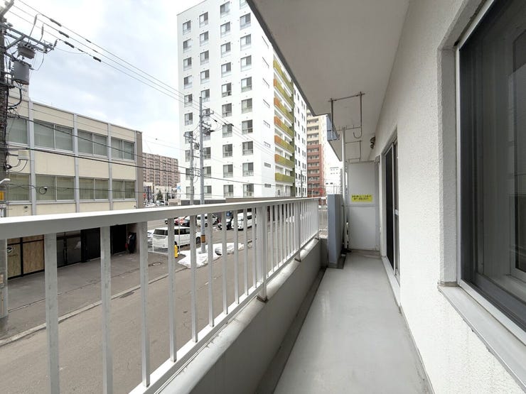 ■バルコニー■
南向きならではの陽当たりの良さが魅力。明るい光が差し込み、心地よい開放感を楽しめます。住まいにゆとりをもたらし、外の空気を感じながらリフレッシュできる空間です。