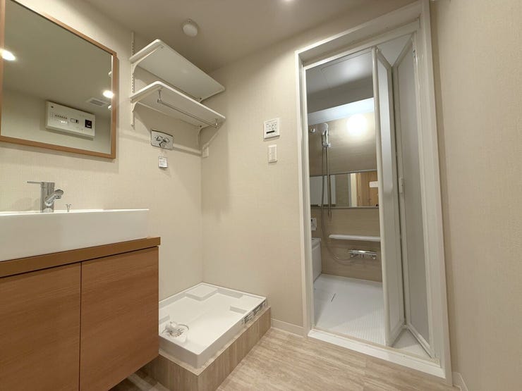 ■洗面所■
洗濯パンを備えた洗面所は、洗う・干すがスムーズにつながる動線設計。無駄な移動を減らし、毎日の家事効率を高めます。コンパクトながら使いやすく、暮らしにフィットする快適な空間です。