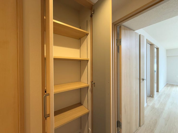 ■収納■
廊下収納を備え、ちょっとした収納に便利なスペース。生活用品の整理に役立ち、住空間をすっきりと保てます。限られた空間を有効に活用できる設計です。