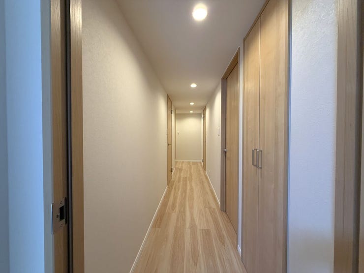 ■廊下■
廊下は明るい雰囲気で、空間に開放感をプラス。すっきりとした印象が広がり、住まい全体の雰囲気をより上質に演出します。シンプルで使いやすい設計が、日々の暮らしに心地よさをもたらします。