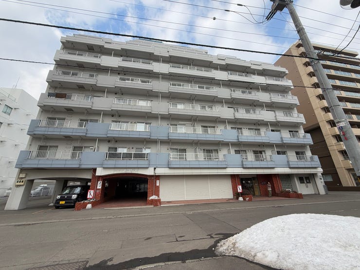 【外観】
札幌駅徒歩圏の好立地、南向き角部屋で陽当り・風通し良好。リフォーム済の美邸は水回りも一新、ペットと快適に暮らせる機能空間が魅力です。浴室乾燥や追い焚き等、設備も充実。ぜひ一度現地にてご体感ください。