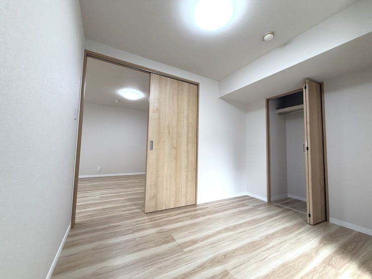 ■洋室(約4.3帖)■
洋室約4.3帖は、無駄のないサイズ感で空間を有効活用できる一室。必要な家具を配置しやすく、シンプルにまとめやすい設計です。プライベート空間として、落ち着いて過ごせます。