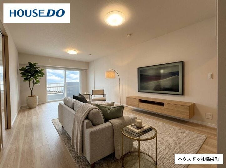 ■LDK(約15.7帖)■
窓からの自然光が明るさを演出し、開放感を与えるLDK。バルコニーへ続く窓が奥行きを与え、食事やくつろぎの時間を穏やかに包み込みます。