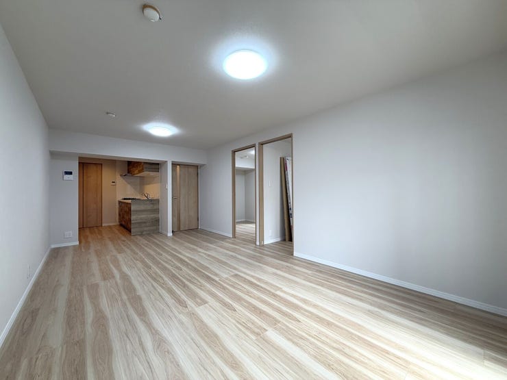 ■LDK(約15.7帖)■
15.7帖のLDKは、広すぎず狭すぎない“ちょうどいい贅沢”。家族の気配を感じながらも、自分の時間も守れる絶妙な距離感。くつろぎも、団らんも、どちらも欲張れる空間です。