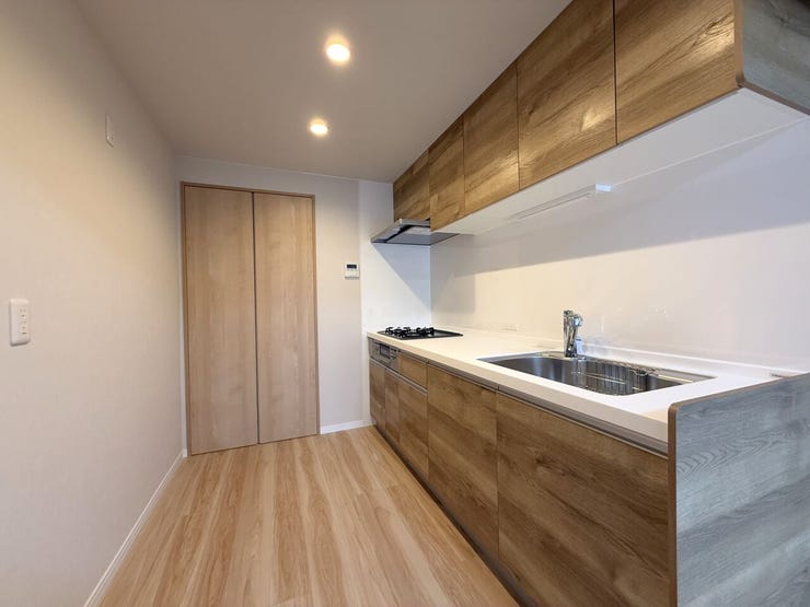 ■キッチン■
調理器具などしっかり収まる豊富な収納を確保。使いたいものがすぐ手に届き、作業効率もアップ。生活感を抑えたすっきりとした空間で、毎日の料理が気持ちよくはかどるキッチンです。