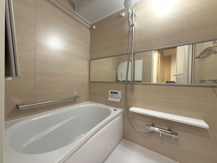 ■浴室■
浴室もリフォーム済みで、清潔感あふれる快適な空間に一新。ゆったりとしたバスタイムを楽しめる設計で、日々の疲れをしっかり癒せます。お手入れもしやすく、気持ちよく使い続けられる浴室です。