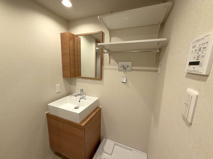 ■洗面所■
コンパクトながら機能的にまとまった洗面台。カフェのような洗練されたデザインで、毎日の身支度も気分が上がる空間に。限られたスペースでもすっきり使え、心地よさと実用性を兼ね備えています。