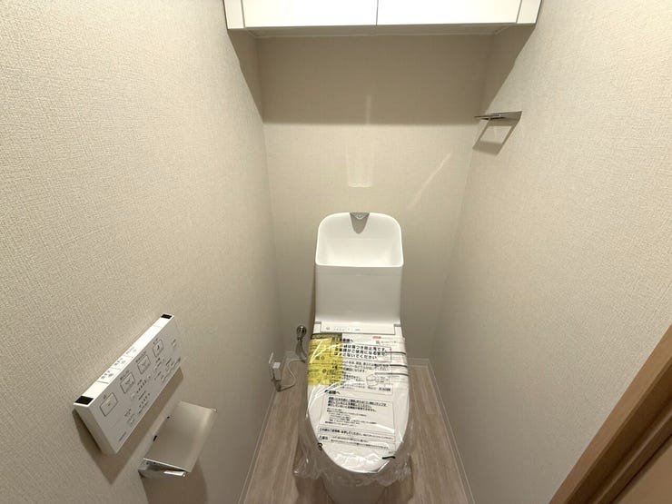 ■温水洗浄便座付きトイレ■
清潔感のある快適な空間で、毎日気持ちよく使える温水洗浄便座を採用。お手入れもしやすく、使い勝手にも配慮された仕様で、暮らしの中の快適さをしっかり支えます。