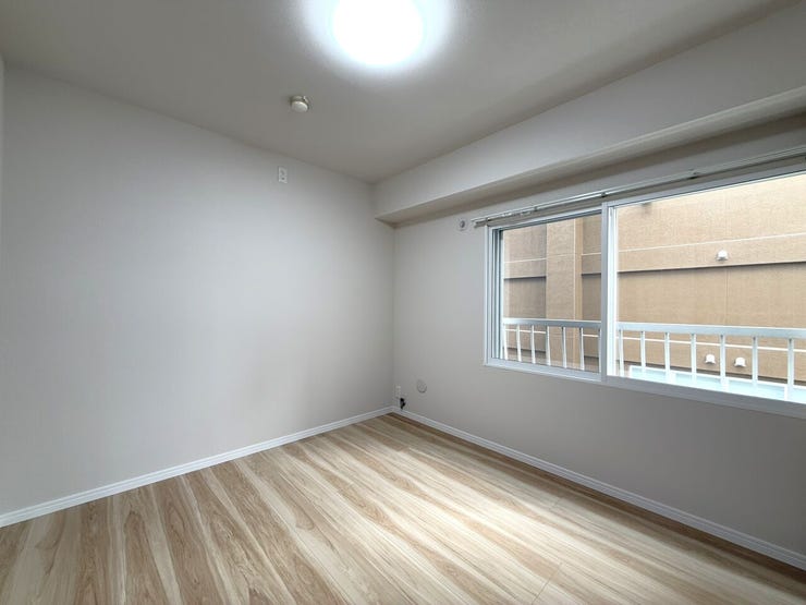 ■洋室(約5.0帖)■
約5.0帖の洋室は、寝室や書斎、子ども部屋など多目的に使えるちょうど良い広さ。家具配置もしやすく、プライベート空間として落ち着いて過ごせる使い勝手の良いお部屋です。