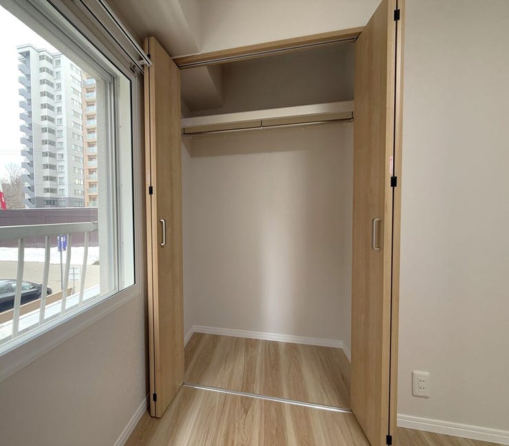 ■クローゼット■
クローゼットは衣類や荷物をすっきり収納できる便利なスペース。季節物の整理にも役立ち、室内を広く使えます。生活感を抑え、快適な空間づくりをサポートします。