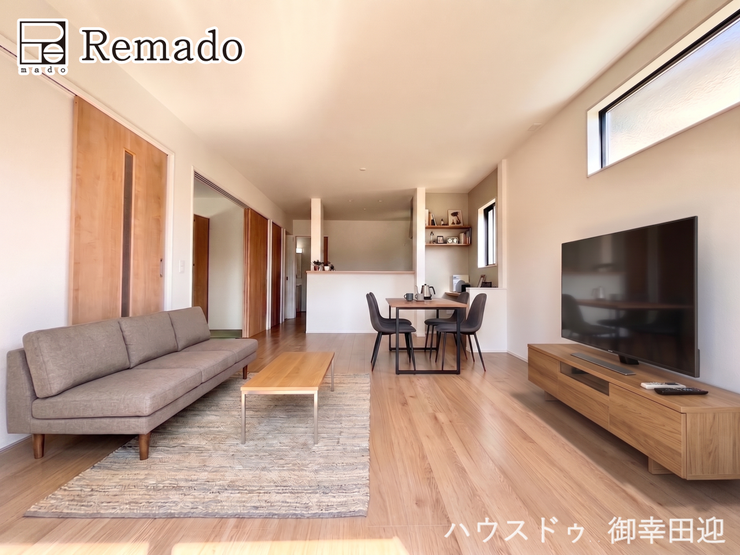 【リビング】
■家族の笑顔が集う中心地■お気に入りの家具を迎え、窓からは心地の良い光が差し込みます。※CGで家具を配置しています。