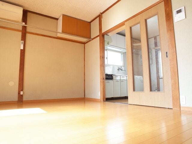 明るい8畳リビングからダイニングキッチンへと続く心地よい空間。スリット扉で生活感を抑えつつ、互いの気配がほどよく伝わる使い勝手の良い間取りです。