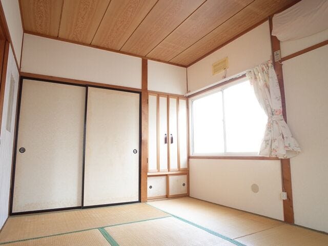 南東・南西の二面採光で日当たりの良い6畳和室。押入付きで寝室や客間としても使いやすく、明るく落ち着いた雰囲気の一室です。