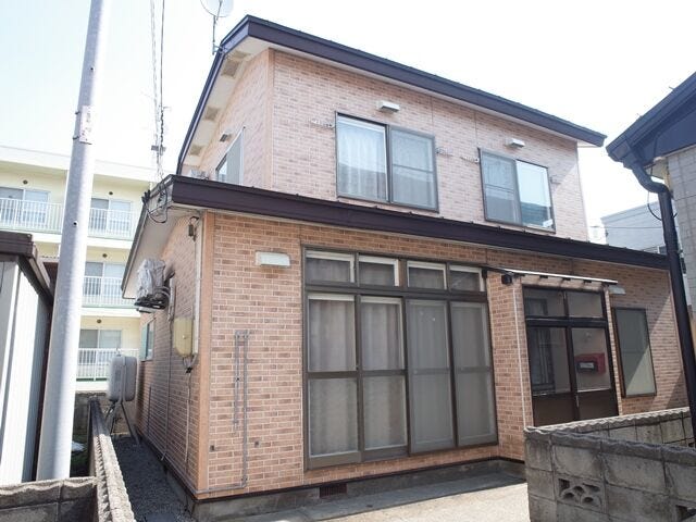 【外観】
日当たり良好の静かな旗竿地。通行の視線や騒音が少なく、正面の大きな掃き出し窓から光と風をたっぷり取り込める住まいです。